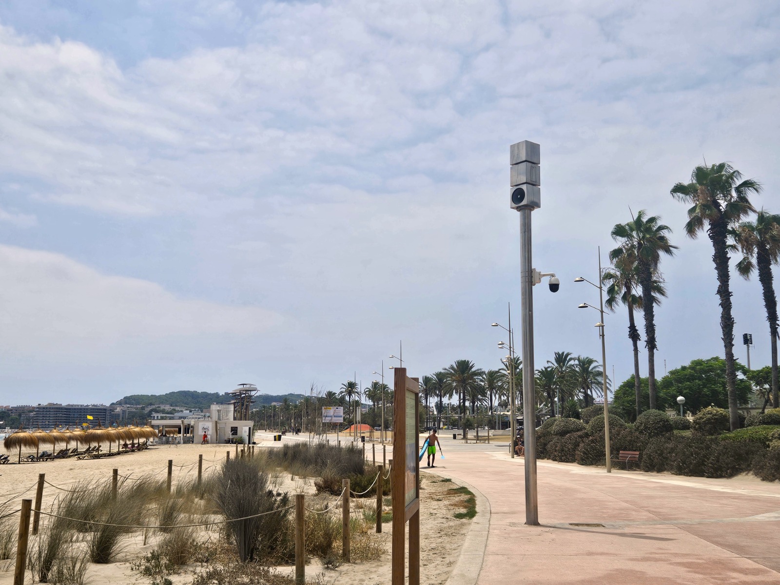 En funcionament les torres intel·ligents del passeig marítim de la Pineda
