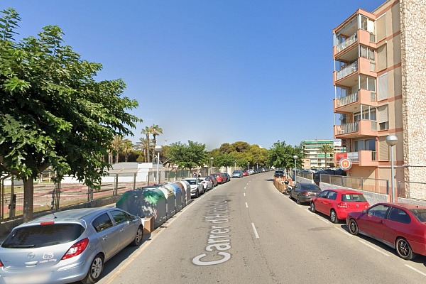 Obres de reparació del carrer d’Hipòlit Lázaro, a la Pineda